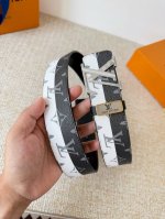 品名： Lv..路易..威登腰带皮带原单 型号：挂扣，经典纯钢材质挂扣，头层牛皮，图片实物拍摄 材料：头层牛皮，挂扣系列，纯钢材质扣头，钯镀电镀工艺永不掉色。原