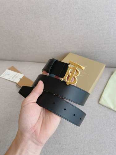 特 Burberry巴宝莉 全套包装；皮带真皮搭配精品五金扣宽度35Mm，款式休闲易搭配服饰；该品牌是极具英国经典风格的奢侈品牌，其多层次的产品系列满足了多样化