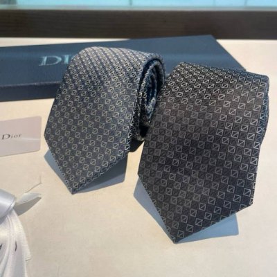 Dior家新款领带 Dior男士蚕丝藤格纹领带 稀有展现精湛手工与时尚优雅理想选择，这款采用Do家经典且具有标志性的格纹领带，以同色调手法演绎的更显雅致风尚 让