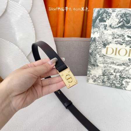 特 Dior爆款女士腰带，采用光滑牛皮革精心制作，搭配镶嵌珍珠五金，后侧优雅的滑动设计可调节贴合度，均码伸缩带，增添高雅气质。 - 点击图像关闭