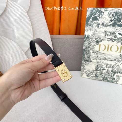 特 Dior爆款女士腰带，采用光滑牛皮革精心制作，搭配镶嵌珍珠五金，后侧优雅的滑动设计可调节贴合度，均码伸缩带，增添高雅气质。