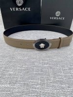 宽度4.0Cm V E R S A C E 范思哲 此款腰带柔软 头层皮饰带搭配一枚椭圆形美杜莎带扣。本季标志性的versace饰件点缀其上，平添魅力