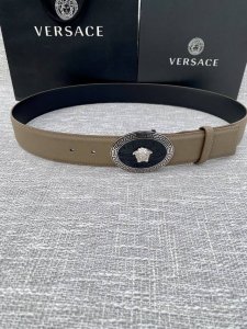 宽度4.0Cm V E R S A C E 范思哲 此款腰带柔软 头层皮饰带搭配一枚椭圆形美杜莎带扣。本季标志性的versace饰件点缀其上，平添魅力