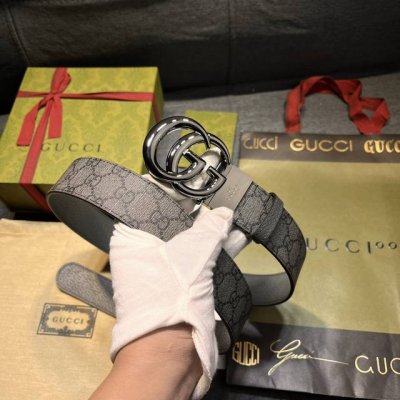 特 古奇 新款 Gg Marmont系列每一季都会推陈出新，为灵感源于70年代的标志性Gg配件注入现代精髓。这款灰色和黑色Gg Supreme帆布腰带反面采用灰