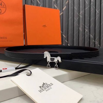 特 Hms漆艺镀金金属皮带扣。 可移动皮带扣采用机械加工和激光雕刻技术打造，饰有漆艺细节，呈现生动逼真的挽具、马鞍和马蹄铁造型。 & Swift和epsom小牛