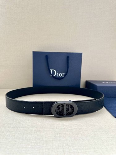 特 宽度3.5Cm 这款白金色饰面黄铜腰带扣采用“Cd”标志点缀，镌刻有 Dior Oblique 图案，经典元素呈现本季全新风采。设计精巧，可与各式 35 毫