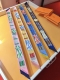 Phms2242 爱马仕 Jumping Twilly小丝巾 顶级斜纹真丝打造 超精细的印花 字迹非常清晰 绝对是送礼自用的首选丝带既可绕于颈间，亦可缠于腕部、