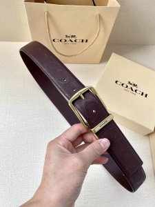 特 3.7Cm 宽 Coach 这款双面腰带采用运动小牛皮制作，配有经典标志带扣，一款产品，两种外观。其合身度可个性定制，可用剪刀进行剪裁。 Saz D45 S