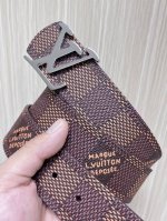 特 4.0Mm当季新款 一面一面帆布印格，一面小牛压花，搭配精品扣头做工精细，质量保证。