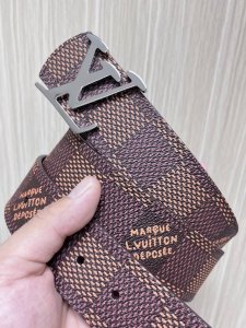 特 4.0Mm当季新款 一面一面帆布印格，一面小牛压花，搭配精品扣头做工精细，质量保证。