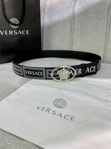 宽度4.0Cm Versace 范思哲 此款Palazzo腰带采用牛皮革面料制作，并饰有Le Pop Classique图案印花和标志性的美杜莎五金配件。