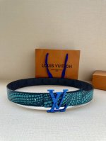4.0 宽的路易威登与草间弥生再度携手合作，在系列中推出 Lv X Yk Lv Webbing 腰带。其于棉布表面重绘日本艺术家多次解构的南瓜图案，独具艺术魅力