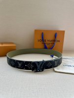 4.0宽: 新款lv Initiales 双面腰带出自 2025 春夏系列，为渐变帆布点缀缓缓淡出的 Lv 字母和monogram 花卉，翻转即现光滑皮革。莹泽