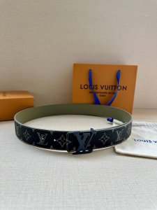 4.0宽: 新款lv Initiales 双面腰带出自 2025 春夏系列，为渐变帆布点缀缓缓淡出的 Lv 字母和monogram 花卉，翻转即现光滑皮革。莹泽