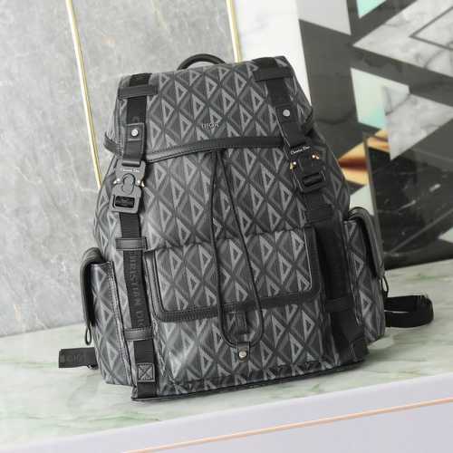 中号Dior Hit The Road 双肩黑色 Cd Diamond图案帆布和黑 P30,000 编号:1Htba184Cdp_H43E 尺寸:39X40X1