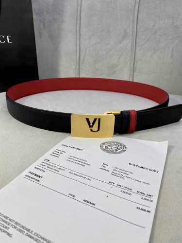 宽度3.5Cmversace 范思哲 此款柔软的手掌纹皮带饰有一个几何形状的希腊回纹别扣，既时尚又优雅。