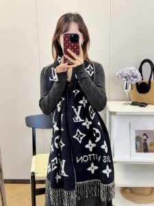 今年最火的围巾专柜也是有钱也很难买到的好玩意儿正儿八经的好东西，真材实料一模一样，这样的一条非常耗原料据说目前很多专柜断货~~真的相当的百搭，上身气质Upup有