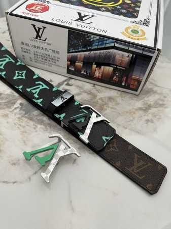 品名：Lv..路易..威登原单 材质：原单牛皮腰带 百分百头层牛皮腰带保证真皮钢扣，专柜原单品质、做工精细，时尚大牌，送人自用首选 包装： 请认准如图专柜包装赠 - 点击图像关闭