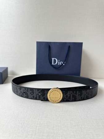 宽度3.5Cm 这款 Dior Charm 腰带扣是夏季男装系列新品，采用不锈钢真空电镀菱饰面精心设计，重新演绎经典的 Dior 标志。可与各式 35 毫米腰带 - 点击图像关闭