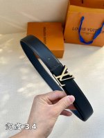 特 3.4宽: Lv Mirror 双面腰带以 Lv Mirror 镜面搭扣捕捉光影浮动，可为任意造型添注光彩。皮革的柔润边缘再度印证精湛工艺