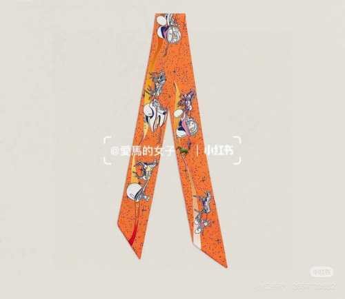 爱马仕Hermes “太空赛马”Twilly小丝巾 Twilly小丝巾 100%桑蚕丝 重磅18姆米斜纹面料 这款小巧的真丝配饰佩戴方式千变万化，可为您的日常造