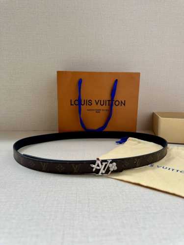 女款 2.0宽 本款 Lv Iconic 双面腰带以纤细剪裁迎接新季，搭配标志性 Iconic 搭扣，无论展现 Monogram Reverse 帆布或素雅牛皮