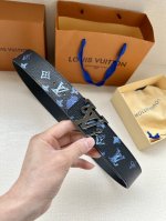 Lv新款出货，原版品质，带身4.0Cm宽。采用特色印花图案面料，荔枝纹头层牛皮底制作。搭配精品lv钢挂扣。商务休闲精品搭配新款。