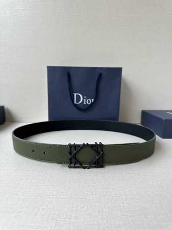 Dior 宽度3.5Cm 这款不锈钢金属腰带扣、是季节男装系列新品，展现 Dior 经典的藤格纹图案。可与各式35毫米腰带搭配，彰显经典风格。 - 点击图像关闭