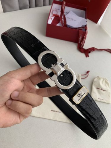 品名：菲拉格慕原单 型号：挂扣，原版新款扣头，实物拍摄，头层牛皮 材料：百分百头层牛皮，保证真皮。24K纯铜扣双面可用专柜同等质量， 鳄鱼纹，双面黑色，送人自用