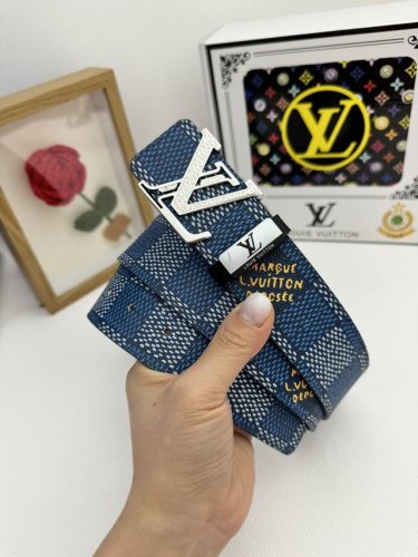 品名：Lv..路易..威登原单 材质：原单牛皮腰带 百分百头层牛皮腰带保证真皮，24K纯钢扣，专柜原单品质、做工精细，时尚大牌，送人自用首选 包装： 请认准如图