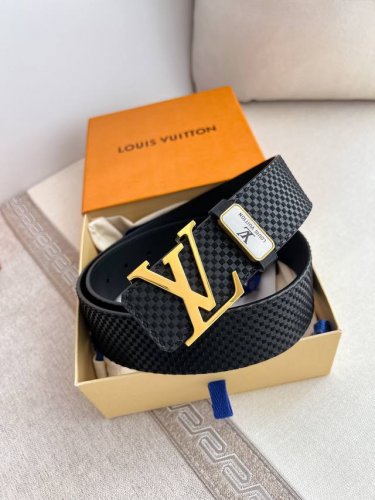 品名： Lv..路易..威登腰带皮带原单P200 型号：挂扣，经典纯钢材质挂扣，头层牛皮，图片实物拍摄 材料：头层牛皮，挂扣系列，纯钢材质扣头，钯镀电镀工艺永不