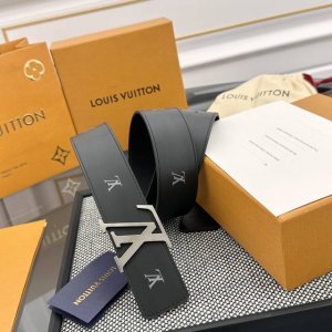 本款 Lv Initiales Blason 40 毫米双面腰带诠释创意总监 Pharrell Williams 对品牌传统与摩登风尚的热忱。柔软皮革外层点缀的