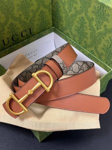 Gg Marmont系列推出双面款式，揭幕新季风尚。这款腰带甄选柔软Gg Supreme和皮革打造，缀饰标志性双G造型搭扣，一展别致韵调。3.0宽棕色挂扣Gg