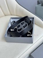 巴黎世家 Balenciaga 宽度3.0Cm 是法国的奢侈品牌，作为时尚界最具影响力品牌之一的地位。设计师源于：都市时尚潮流独特的设计风格，采用进口小牛皮制作