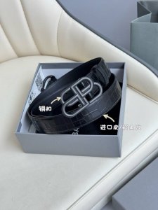 巴黎世家 Balenciaga 宽度3.0Cm 是法国的奢侈品牌，作为时尚界最具影响力品牌之一的地位。设计师源于：都市时尚潮流独特的设计风格，采用进口小牛皮制作
