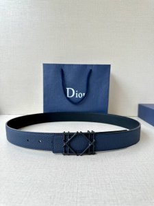 Dior 宽度3.5Cm 这款不锈钢金属腰带扣、是季节男装系列新品，展现 Dior 经典的藤格纹图案。可与各式35毫米腰带搭配，彰显经典风格。