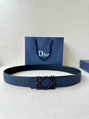 Dior 宽度3.5Cm 这款不锈钢金属腰带扣、是季节男装系列新品，展现 Dior 经典的藤格纹图案。可与各式35毫米腰带搭配，彰显经典风格。