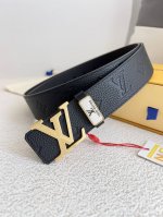 品名： Lv..路易..威登腰带皮带原单 型号：挂扣，经典纯钢材质面字母挂扣，头层牛皮，图片实物拍摄 材料：头层牛皮，挂扣系列，纯钢材质扣头，钯镀电镀工艺永不掉