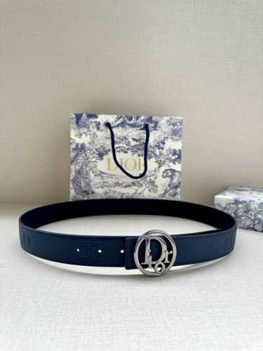 特 宽度3.5Cm Dior 这款金属覆层黄铜腰带扣是春季系列新品，致敬经典的 Oblique 图案。可与各式 35 毫米腰带搭配，彰显优雅气质与视觉风格。