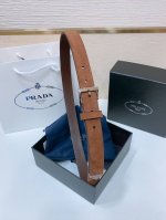 Prada 精致的腰带突显丝绒质感面料的优雅气质 饰以时尚的金色调金属搭扣和标志性的三角形徽标 腰带采用品牌标志性的Saffiano皮革打造 采用现代时尚潮流的
