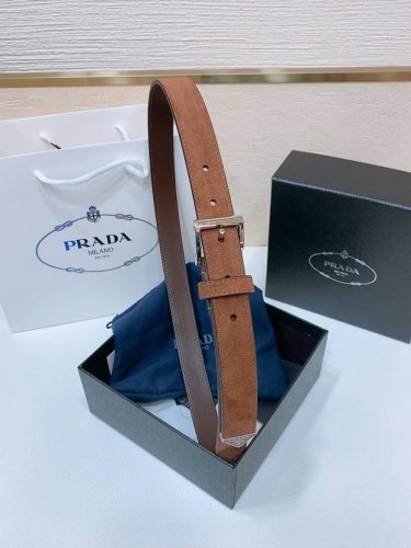 Prada 精致的腰带突显丝绒质感面料的优雅气质 饰以时尚的金色调金属搭扣和标志性的三角形徽标 腰带采用品牌标志性的Saffiano皮革打造 采用现代时尚潮流的