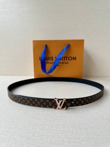本款 2.0宽 Lv Iconic 腰带令传统元素焕现摩登魅力。纤细尺寸可穿过束带圈或单独收拢腰线，Iconic 搭扣流露优雅格调，双面设计实现更多造型可能一面