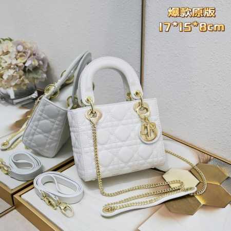 白色金扣3格 戴妃一直都是优雅的代名词 既高颜值又值得入手的经典系 Minisize特别适合各路小仙女♀ 上身非常有质感 给人气质温婉的感觉 并且 可以承包春夏 - 点击图像关闭