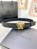 宽度：4.0Cm 范思哲 此款帆布回纹皮底 腰带饰有标志性的Versace美杜莎头像扣，彰显品牌格调。是一款精美的衣橱必备单品。