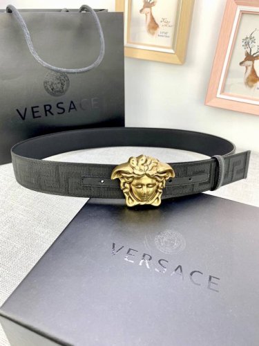 宽度：4.0Cm 范思哲 此款帆布回纹皮底 腰带饰有标志性的Versace美杜莎头像扣，彰显品牌格调。是一款精美的衣橱必备单品。