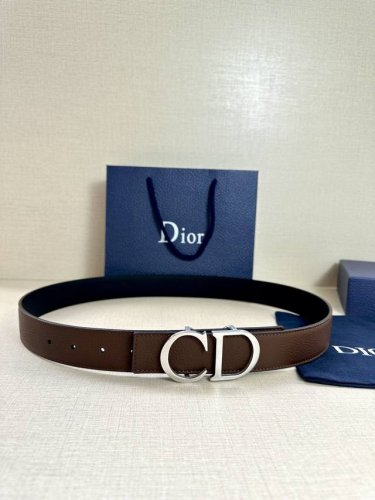 特P170 Dior 这款双面腰带结合典雅气质与摩登风范。双面均采用粒面牛皮革精心制作，一面为黑色，另一面为咖棕色、可搭配各式 35 毫米腰带扣，更添精致，打造