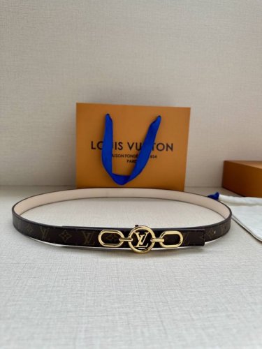 2.0宽 本款 Lv Iconic 双面腰带新款 搭配标志性 Iconic 搭扣，无论展现 Monogram Reverse 帆布或素雅牛皮革，均可为挚爱造型注