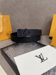 Lv Shadow 腰带拥有 Monogram Shadow 皮革的经典风尚和素面皮革的内敛格调，再为 Lv 搭精品挂扣，以摩登笔触焕新男士衣橱。