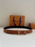 3.0宽本款 Pretty Lv 双面腰带以耀目金属雕琢 Lv Initiales 搭扣和末端的不完整 Monogram 花卉，凝聚工艺淬炼和创意巧思。华美皮革