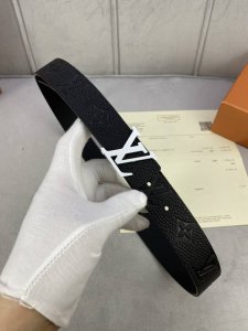 本款 Lv Iconic 双面腰带拼合 Monogram Empreinte 皮革和柔软牛皮革，与路易威登皮具系列单品搭配相宜。30 X 80 厘米 宽 X 长